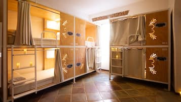Cama en habitación deluxe compartida mixta de 6 camas | Caja de seguridad en la habitación, cortinas blackout y insonorización