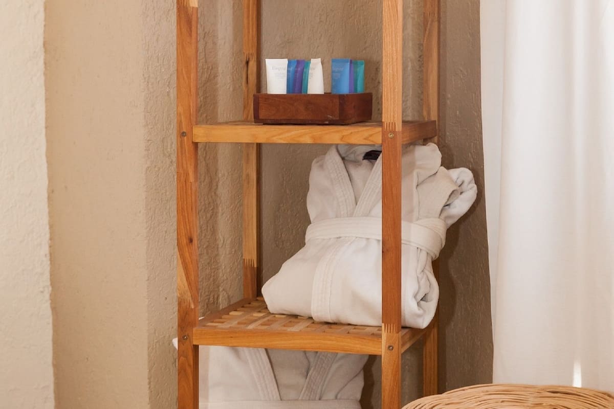 junior king suite | bathroom | free toiletries, towels