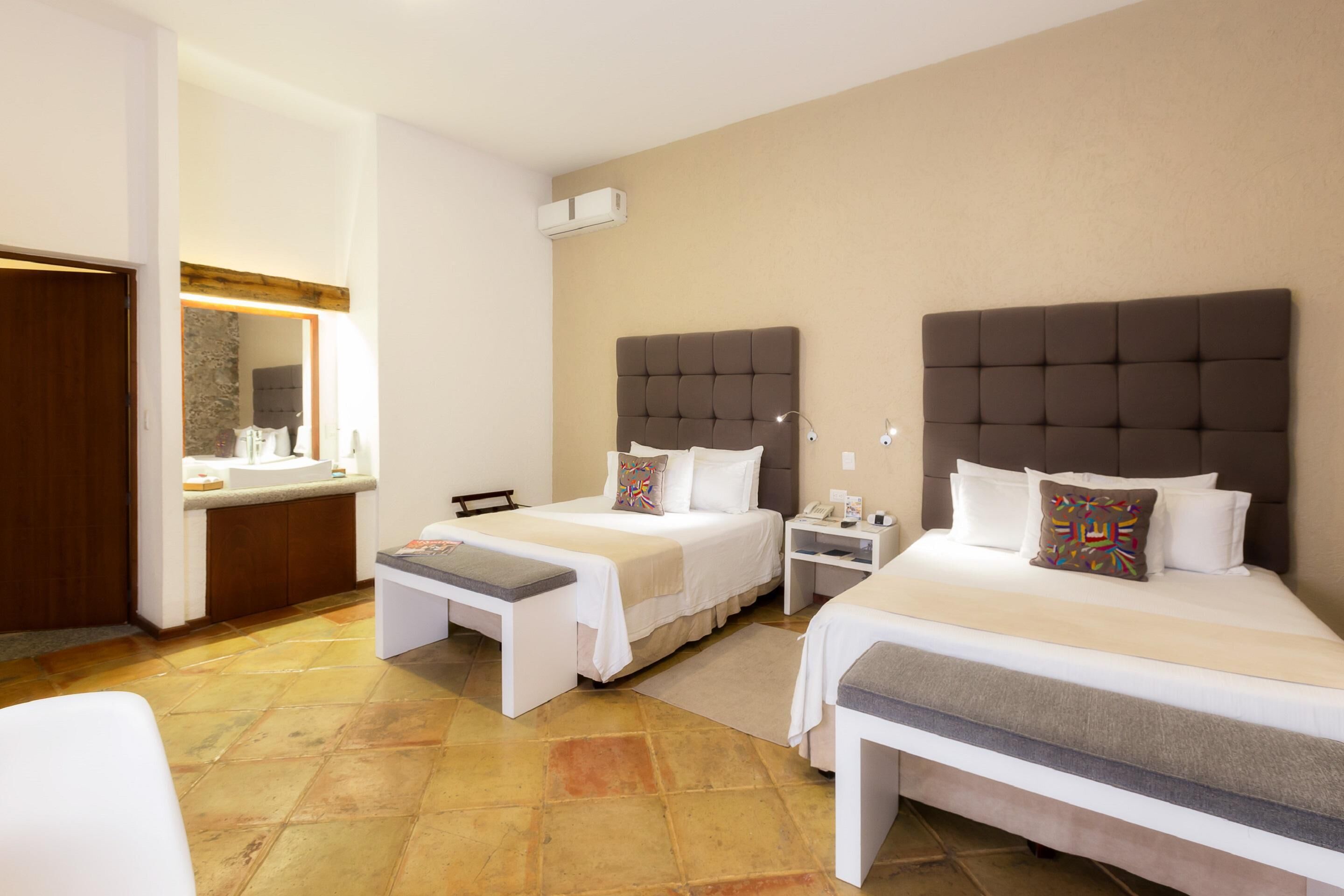 Cortinas blackout, insonorización y tabla de planchar con plancha 