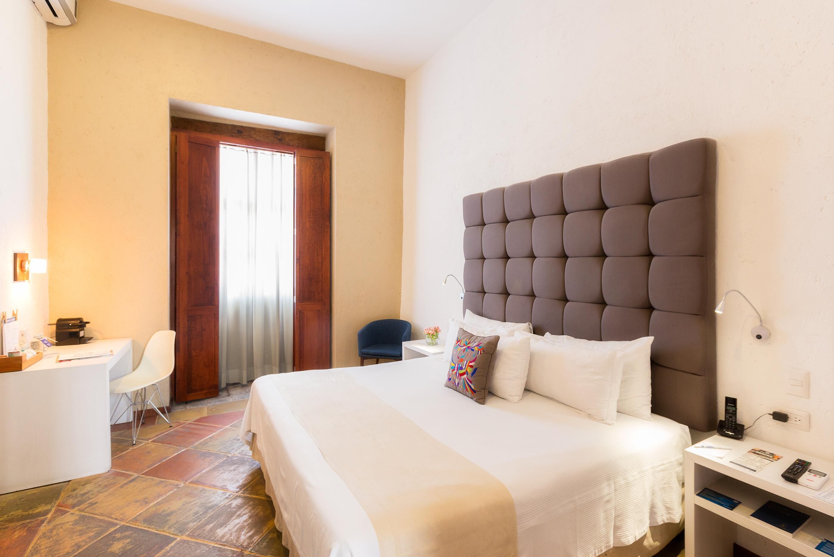Cortinas blackout, insonorización y tabla de planchar con plancha 