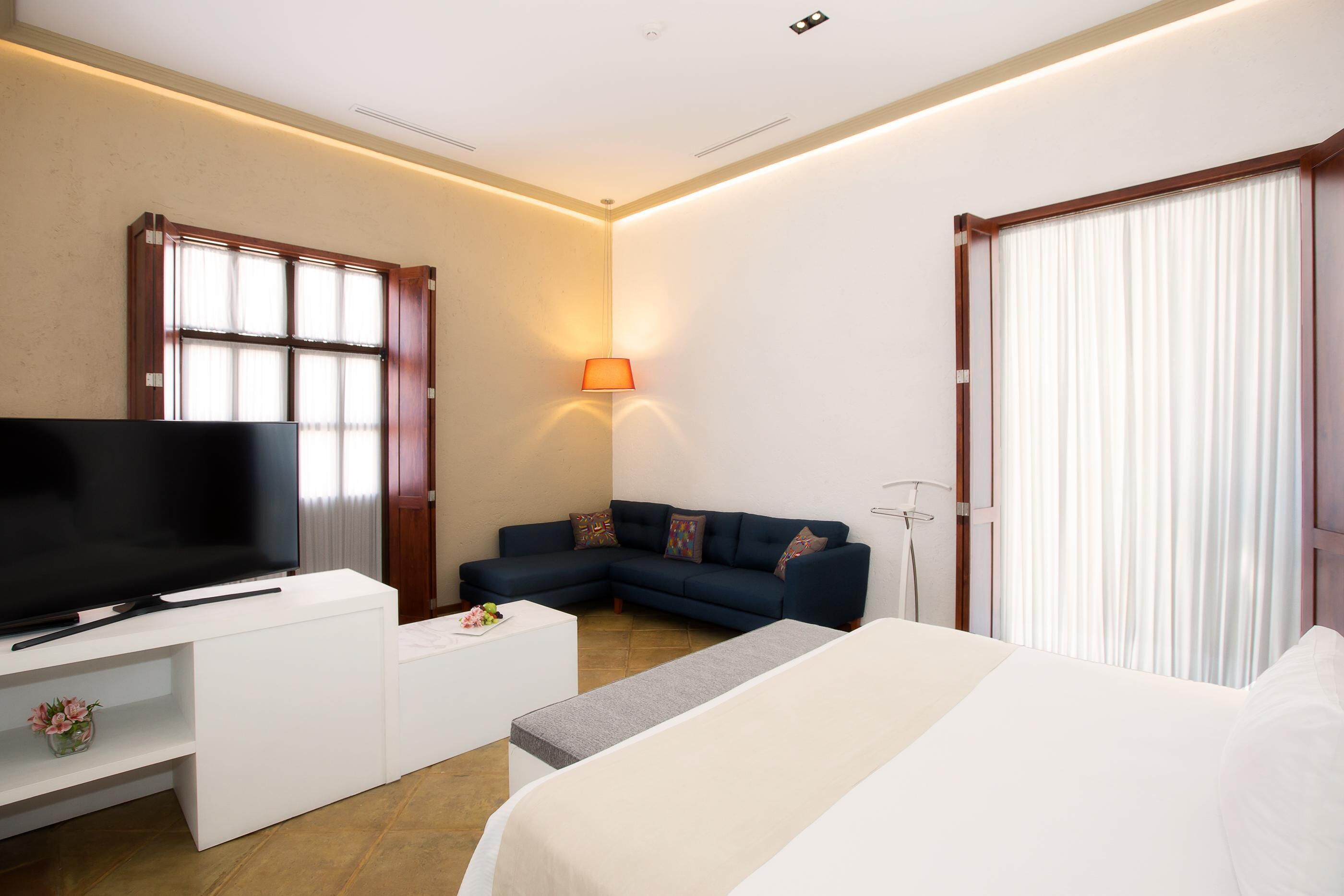 Cortinas blackout, insonorización y tabla de planchar con plancha 