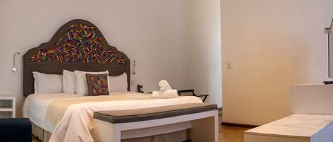 Superior King Private Room Ensuite | Blackout drapes, soundproofing, iron/ironing board, free WiFi