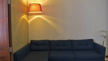 Suite Junior King | Cortinas blackout, insonorización y tabla de planchar con plancha