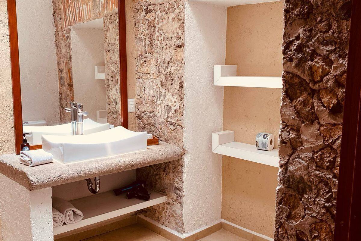 free toiletries, towels