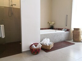 Junior King Suite | Bathroom | Free toiletries, towels