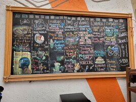 Een schoolbord met een wekelijks overzicht van evenementen en activiteiten.