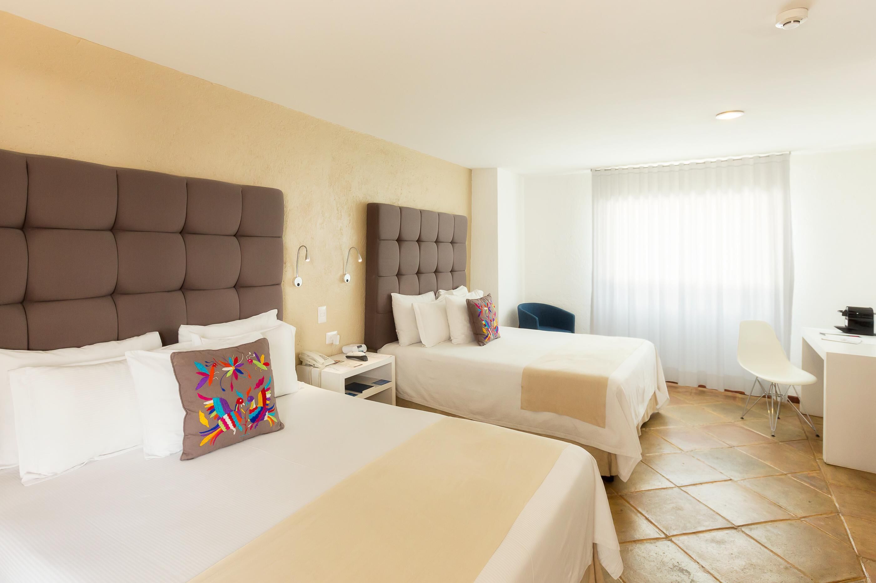 Cortinas blackout, insonorización y tabla de planchar con plancha 