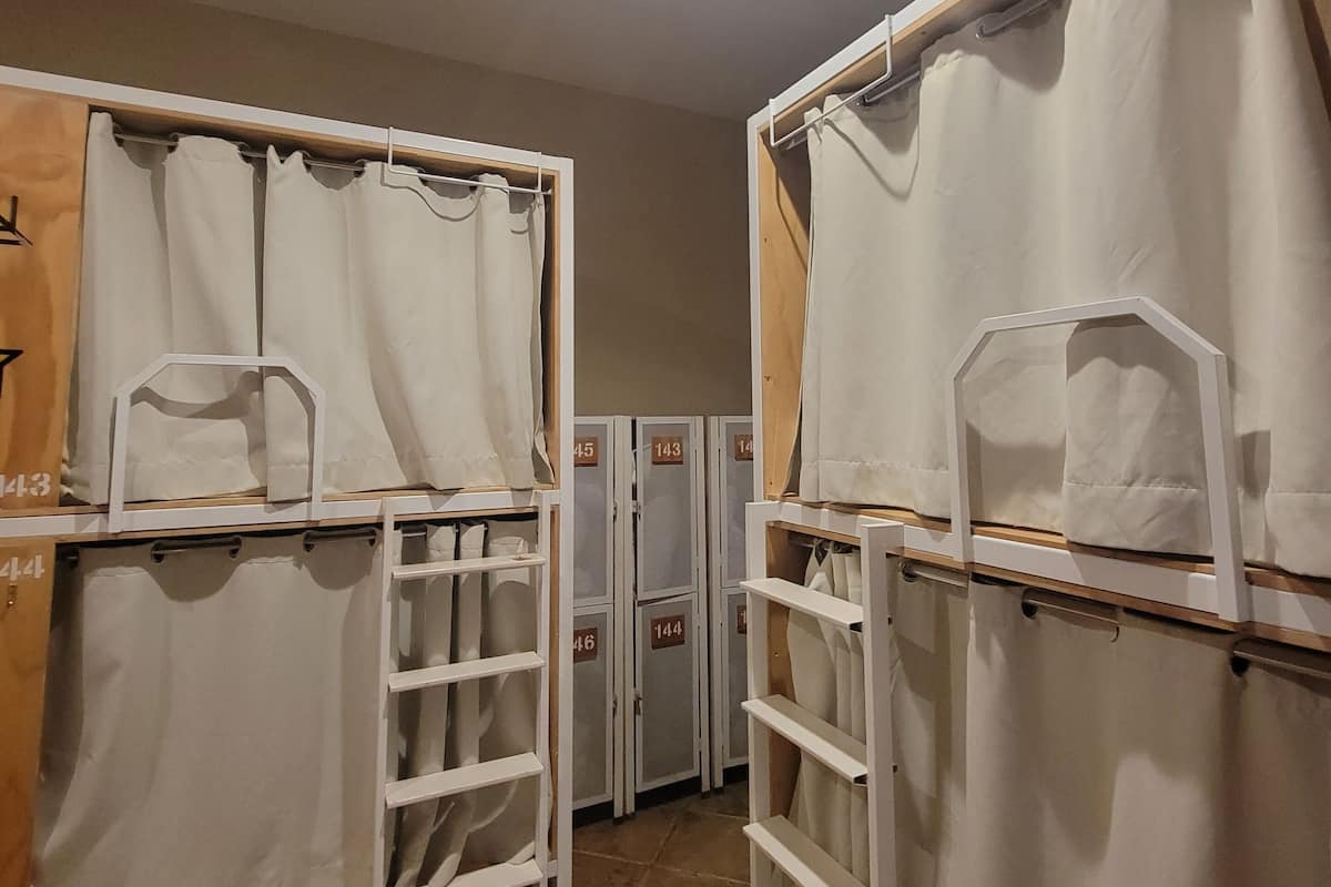 Cama en habitación Deluxe Compartida Mixta de 8 Camas | Een kluis op de kamer, verduisterende gordijnen, geluiddichte muren