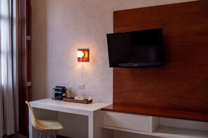 Deluxe Twin Queen Private Room Ensuite | Blackout curtains, soundproofing, iron/ironing board, free WiFi - Casa Pepe Hostel Boutique - Puebla (Puebla)