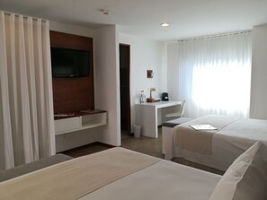 Deluxe Twin Queen Private Room Ensuite | Blackout drapes, soundproofing, iron/ironing board, free WiFi - Casa Pepe Hostel Boutique - Puebla (Puebla)