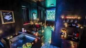 Svit Deluxe - bubbelbad | Unika möbler, mörkläggningsgardiner, ljudisolering och gratis wi-fi