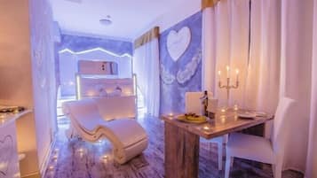 Comfort Room, 1 Double Bed | Individually furnished, blackout drapes, soundproofing, free WiFi