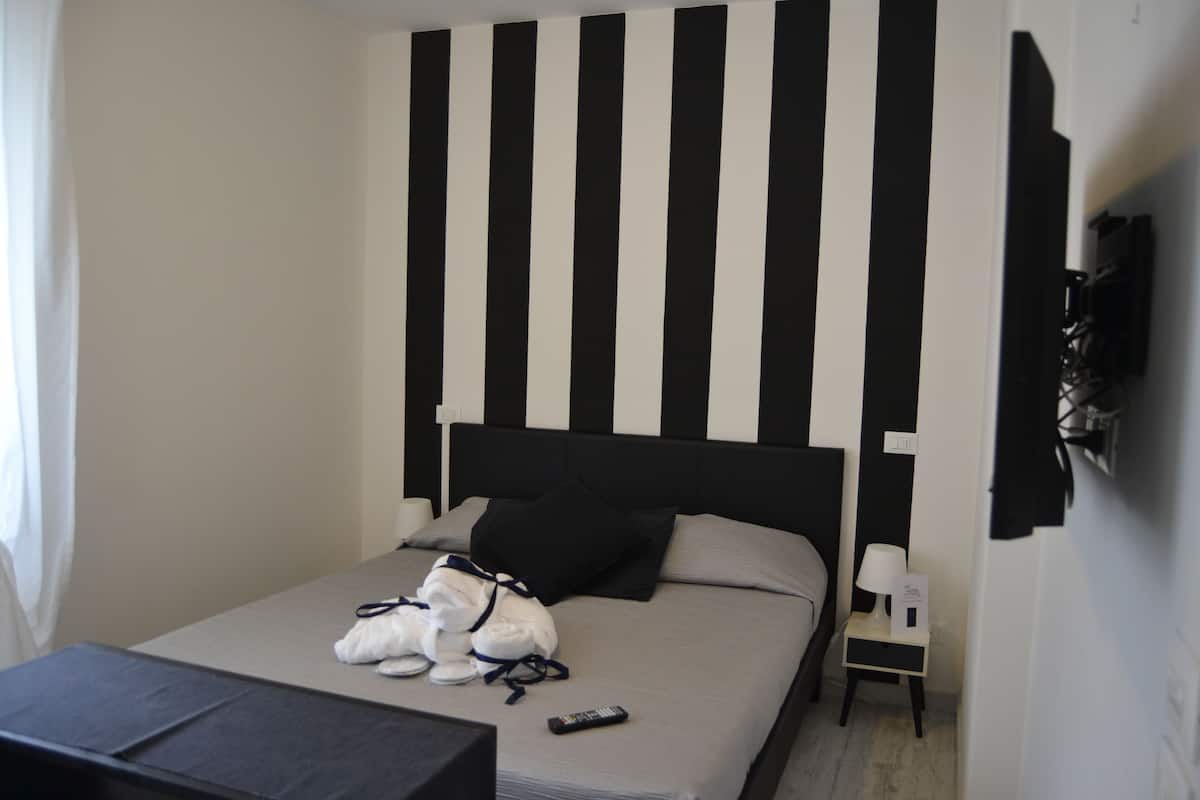 Standard Room, 1 Double Bed, Private Bathroom | Individually furnished, blackout drapes, soundproofing, free WiFi