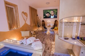 Suite exclusiva, varias camas, bañera de hidromasaje | Mobiliario individual, cortinas opacas, sistema de insonorización