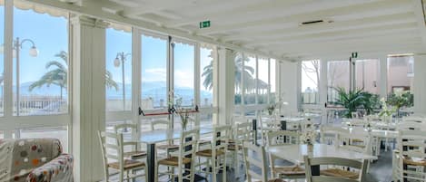 Aperto a cena, cucina regionale, con tavoli all'aperto