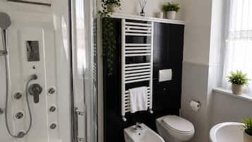 Camera Standard, 1 letto matrimoniale, bagno privato | Bagno | Doccia, set di cortesia gratuito, asciugacapelli, bidet