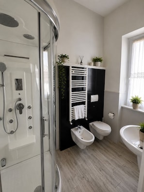 Standard Room, 1 Double Bed, Private Bathroom | Bathroom | Shower, free toiletries, hair dryer, bidet - Hotel Butterfly - We Suite (Viareggio)