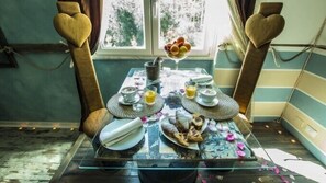 طراز فريد لكل وحدة وستائر تعتيم وتجهيزات عازلة للصوت وواي فاي مجانًا