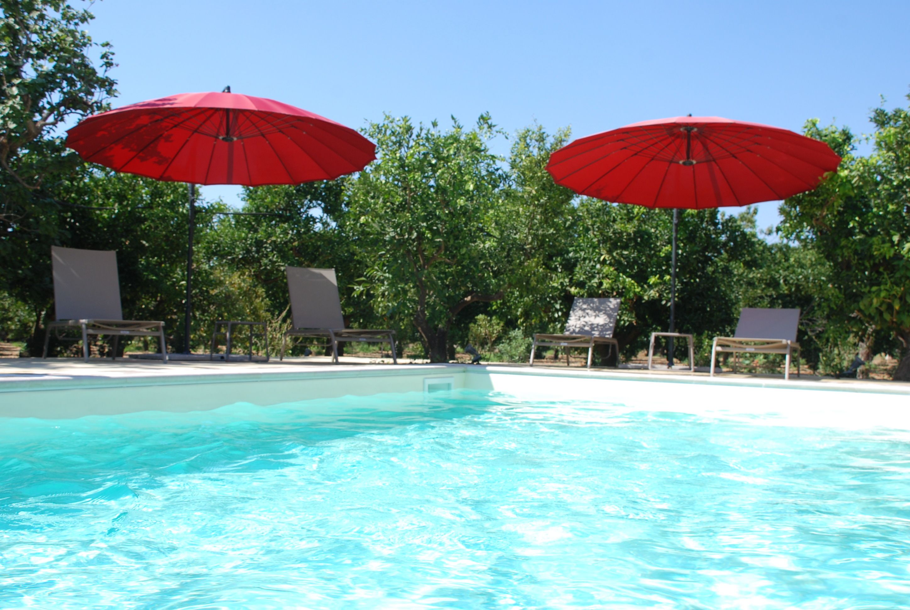 Piscina stagionale all'aperto, ombrelloni da piscina, lettini