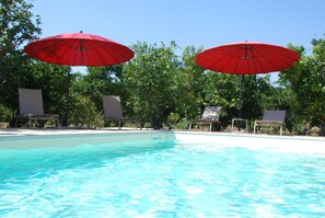 Außenpool (je nach Saison geöffnet), Sonnenschirme, Liegestühle