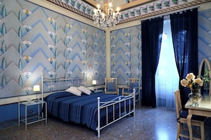 Suíte, 2 quartos | 3 quartos, roupas de cama premium, frigobar, cofres nos quartos