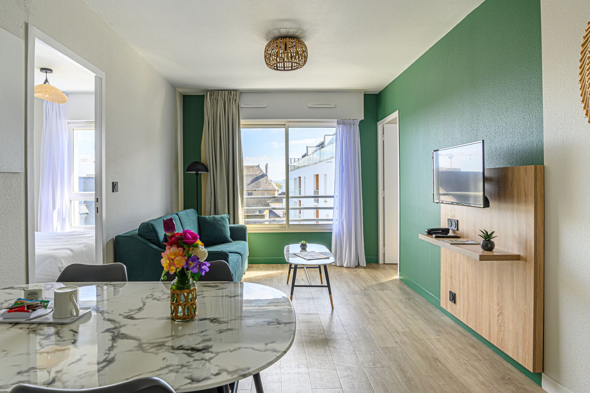 Apartamento standard, 2 quartos | Área de estar | TV de tela plana