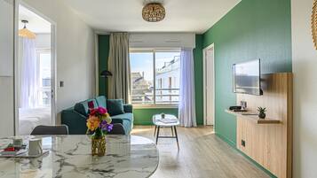 Apartamento standard, 2 quartos | Área de estar | TV de tela plana