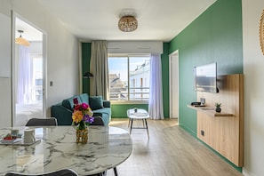 Apartamento standard, 2 quartos | Área de estar | TV de tela plana