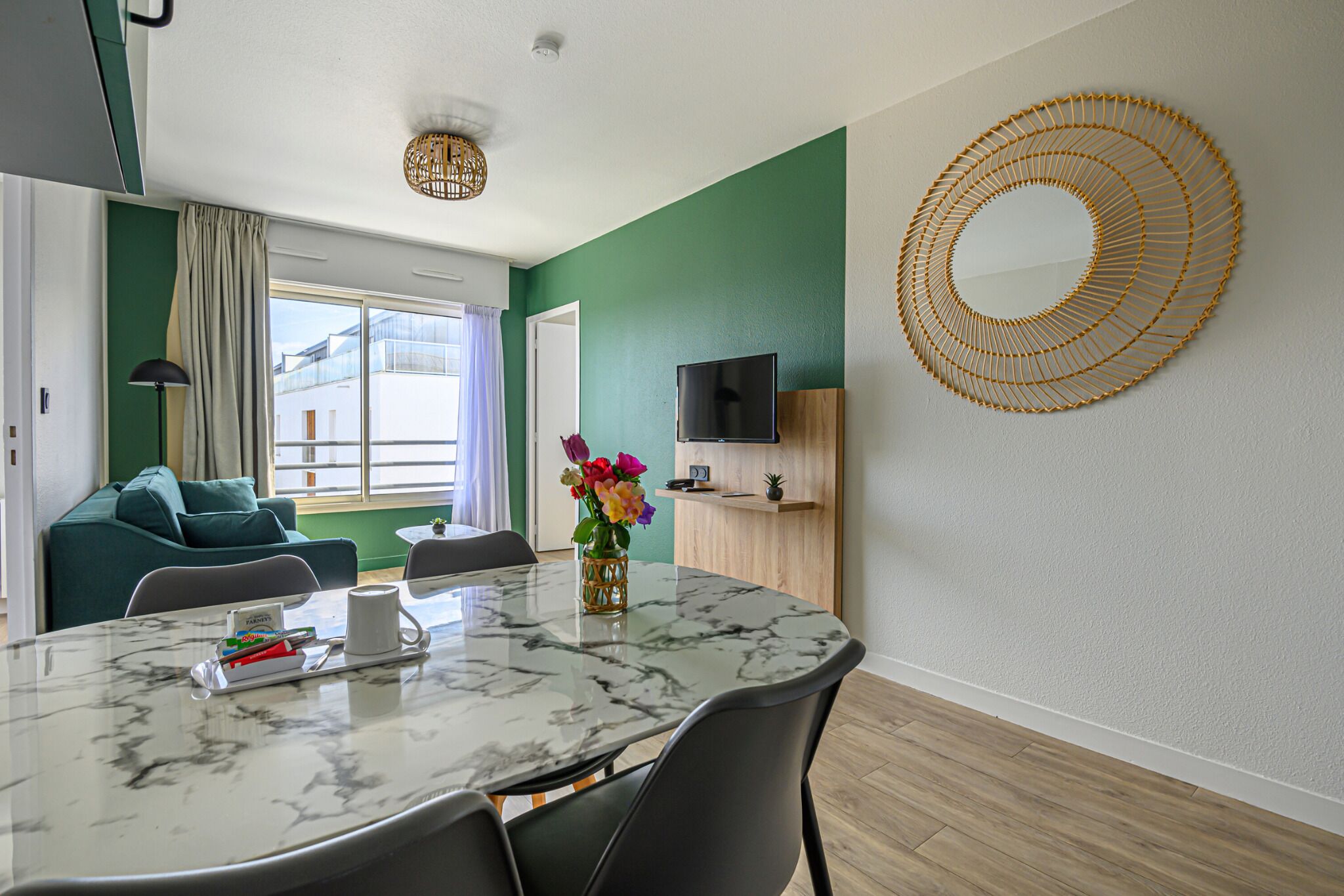 Apartamento standard, 2 quartos | Área de estar | TV de tela plana