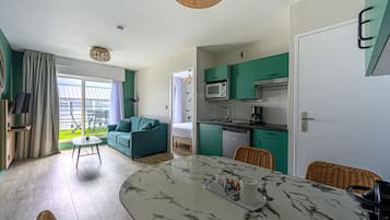 Appartement Confort, 2 chambres | Coin séjour | Télévision à écran plat