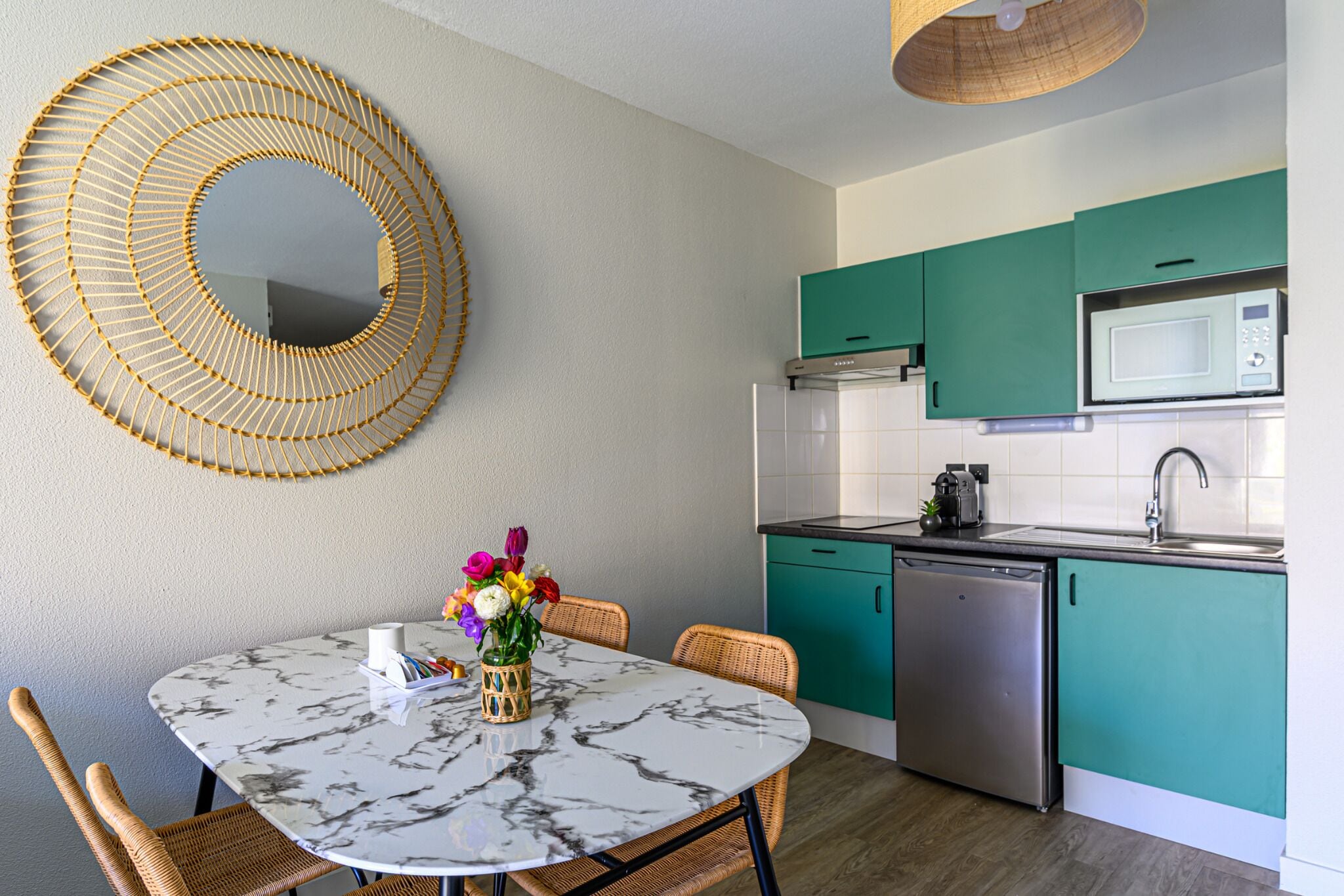 Apartamento conforto, 1 quarto | Cozinha privada | Geladeira, micro-ondas, cooktop, cafeteira/chaleira