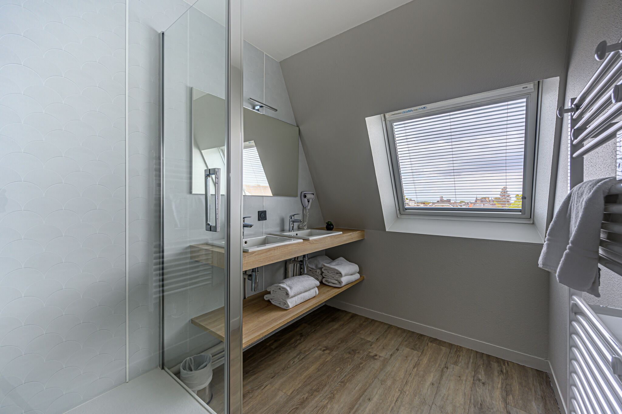 Comfort Apartment, 2 Bedrooms | Bathroom | Shower, hair dryer, towels