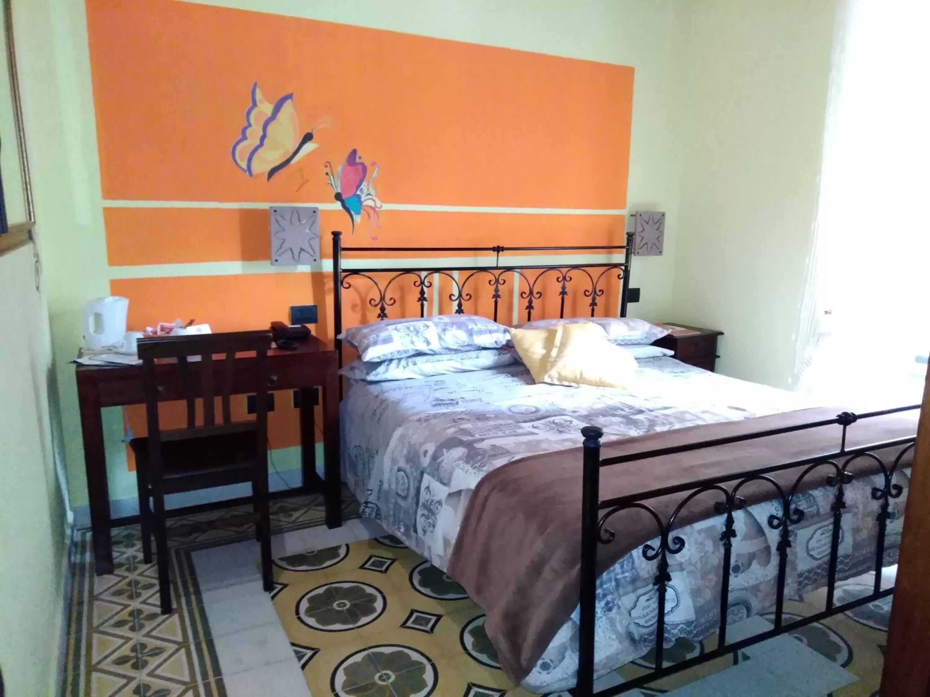 Ein Schlafzimmer mit einem Bett, einem Schreibtisch und einem Stuhl.