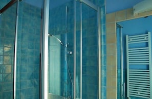 Douche, articles de toilette gratuits, sèche-cheveux, bidet