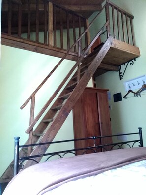 Individually furnished, desk, free WiFi, bed sheets