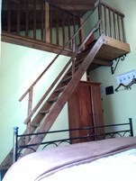 Individually furnished, desk, free WiFi, bed sheets