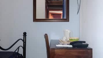 Ameublement personnalisé, bureau, Wi-Fi gratuit, draps fournis