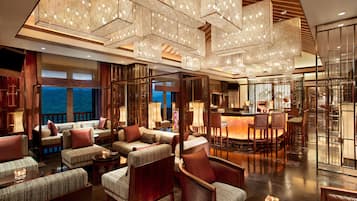 3 nhà hàng, phục vụ bữa sáng, bữa tối, món ăn mang phong cách quốc tế
