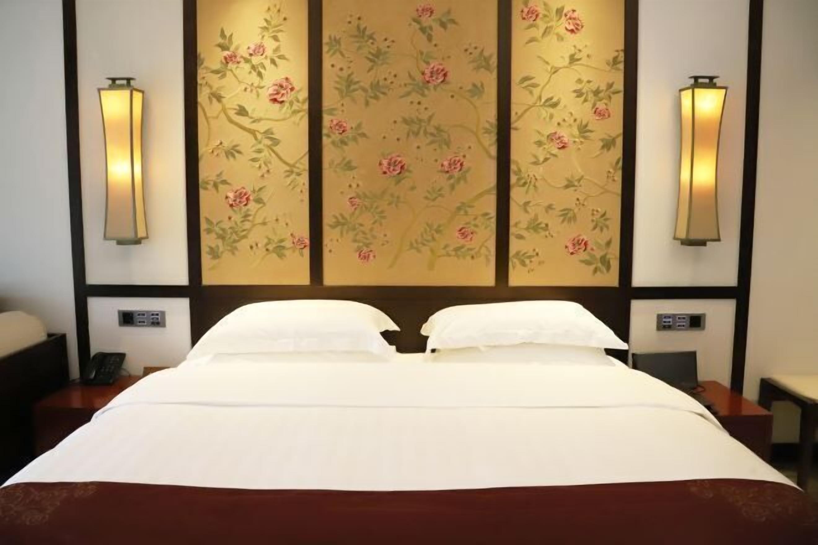 고급 침구, 오리/거위털 이불, 미니바, 객실 내 금고