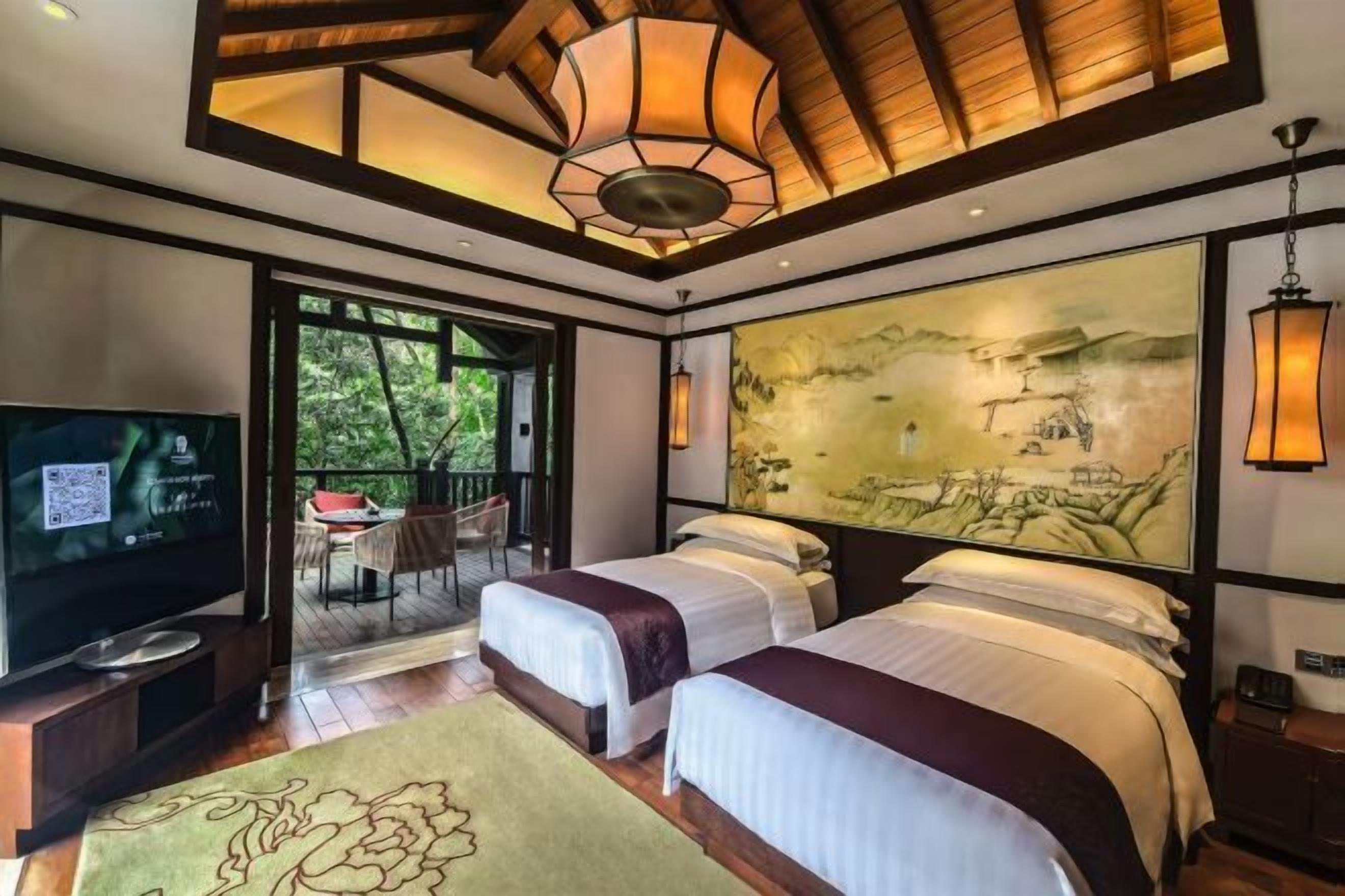 Ylelliset vuodevaatteet, untuvapeitot, minibaari, tallelokero huoneessa