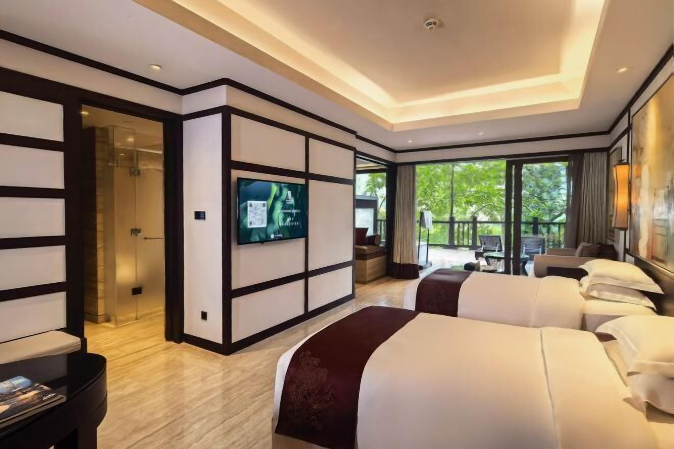 Premium bedding, down comforters, minibar, in-room safe