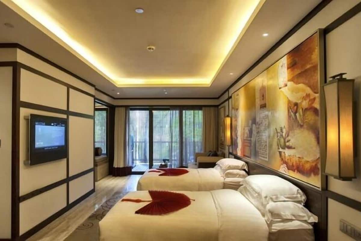 Premium bedding, down duvets, minibar, in-room safe
