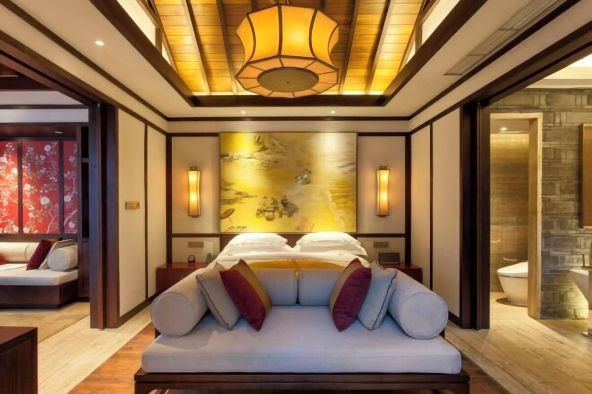 Premium bedding, down comforters, minibar, in-room safe