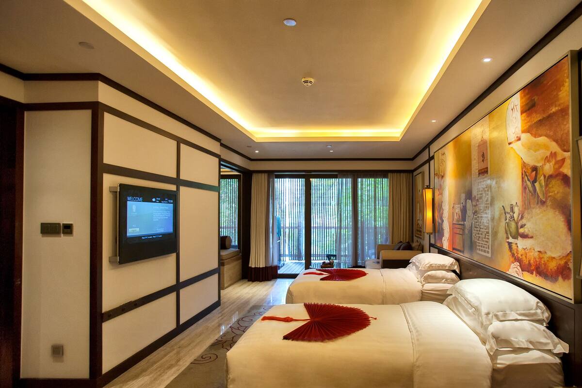 Premium bedding, down duvets, minibar, in-room safe