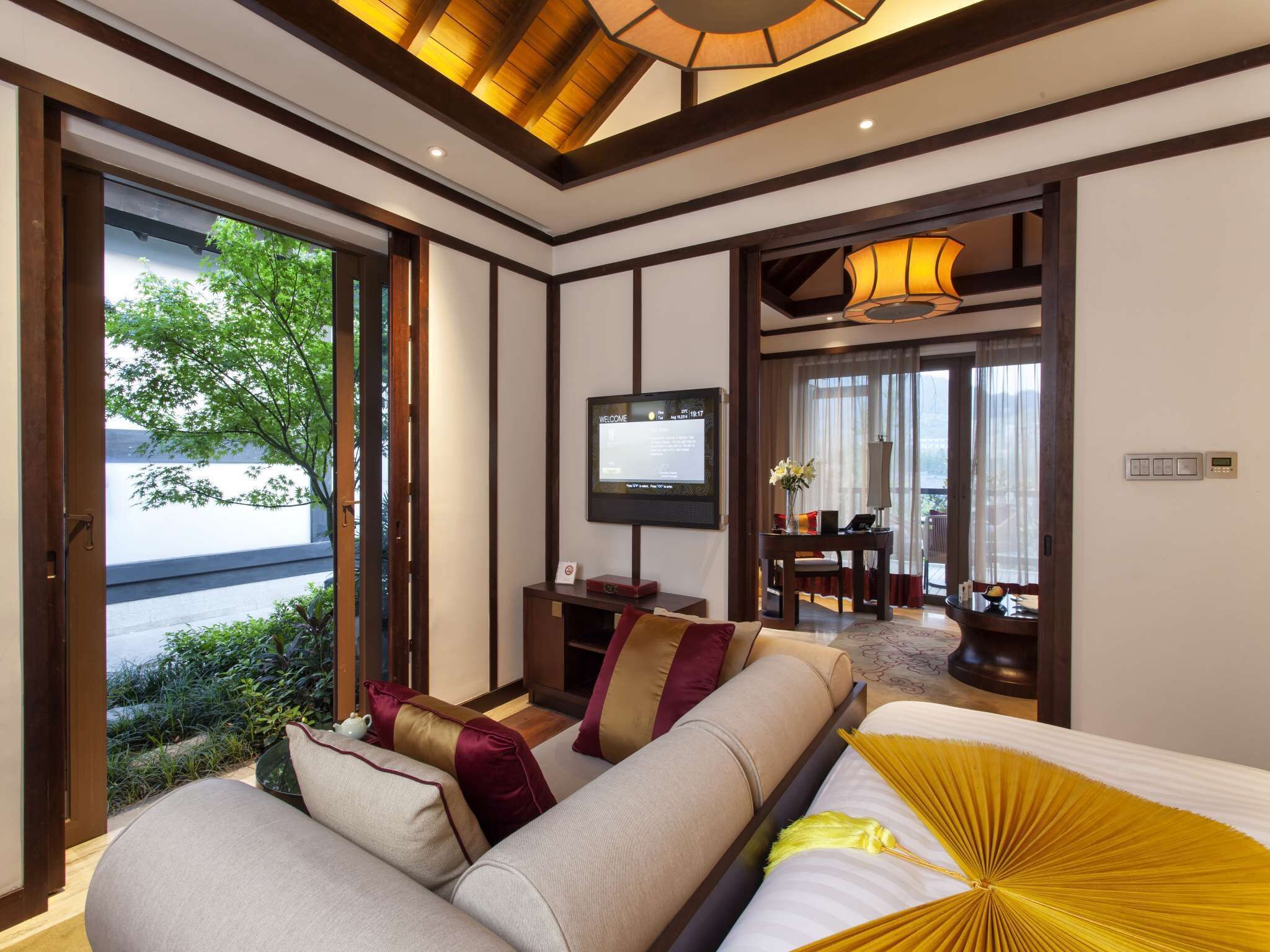 Bộ đồ giường cao cấp, chăn bông, minibar, két bảo mật tại phòng 