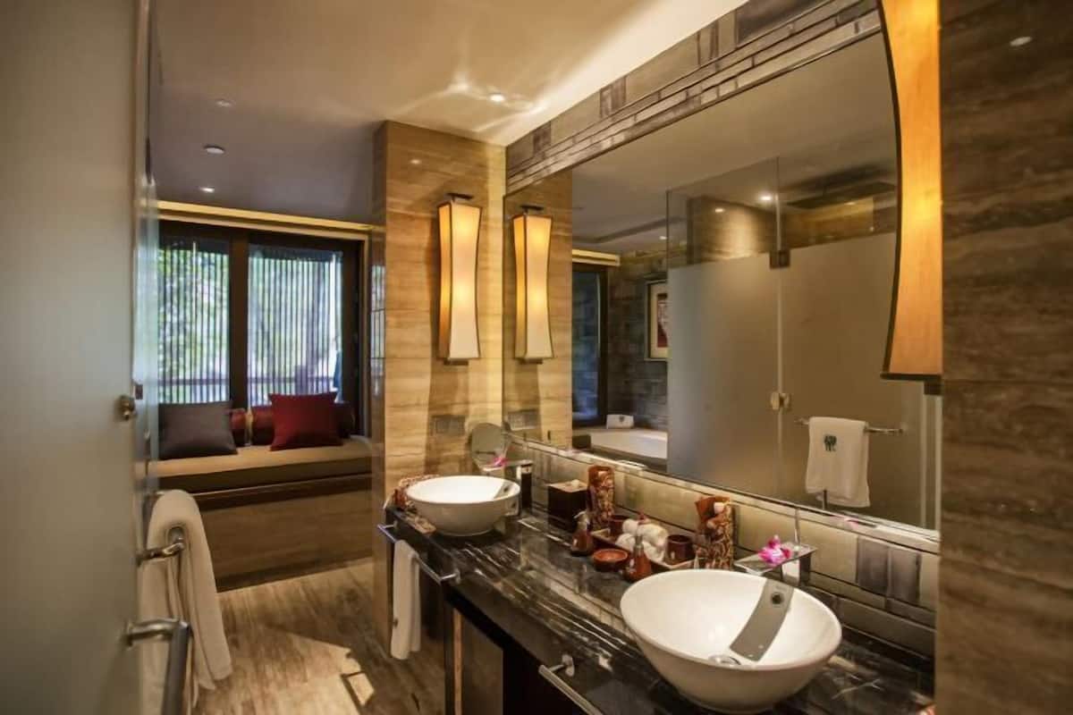 Separate bathtub and shower, deep-soaking bathtub, rainfall showerhead