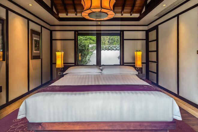 Ylelliset vuodevaatteet, untuvapeitot, minibaari, tallelokero huoneessa