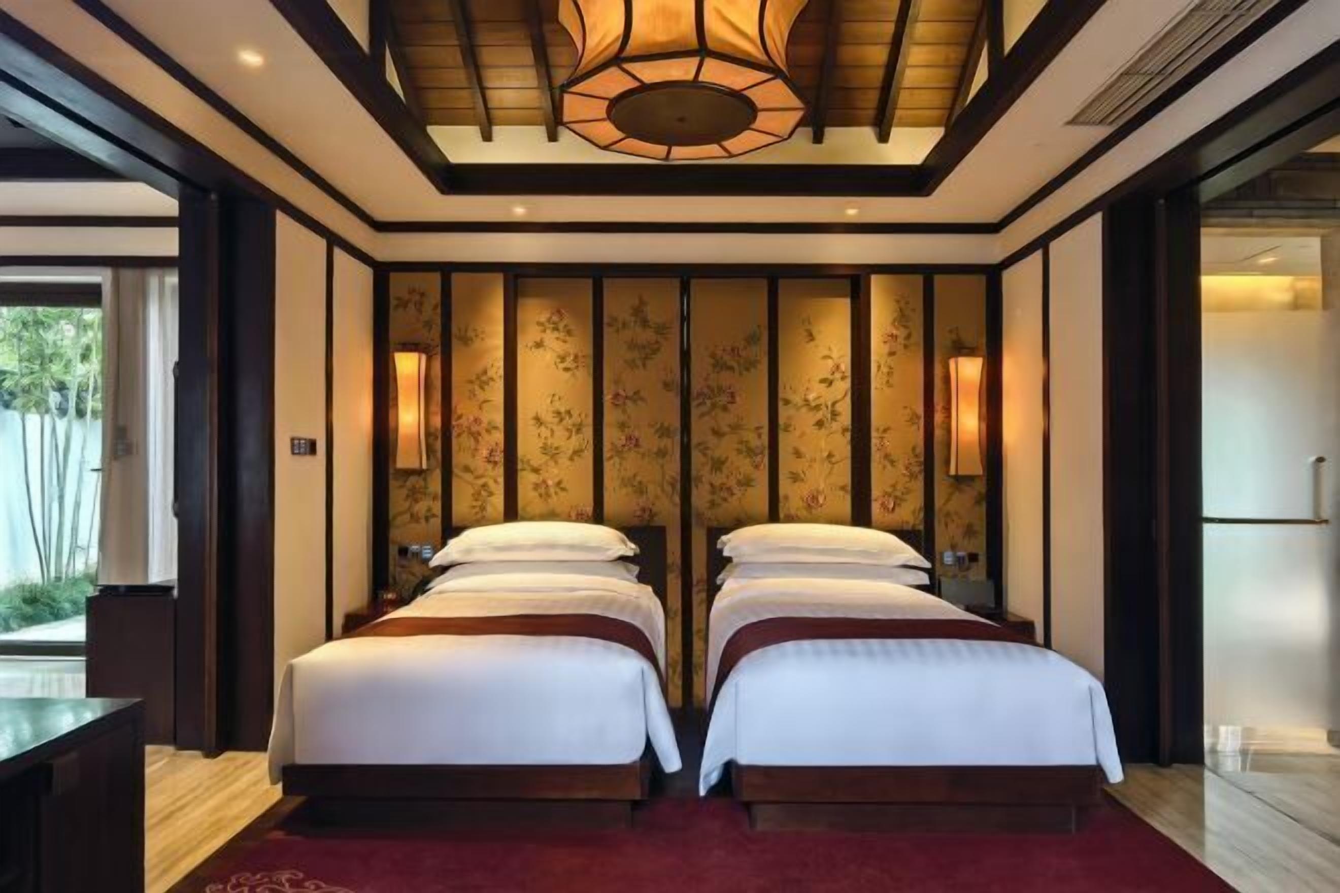 Premium bedding, down comforters, minibar, in-room safe