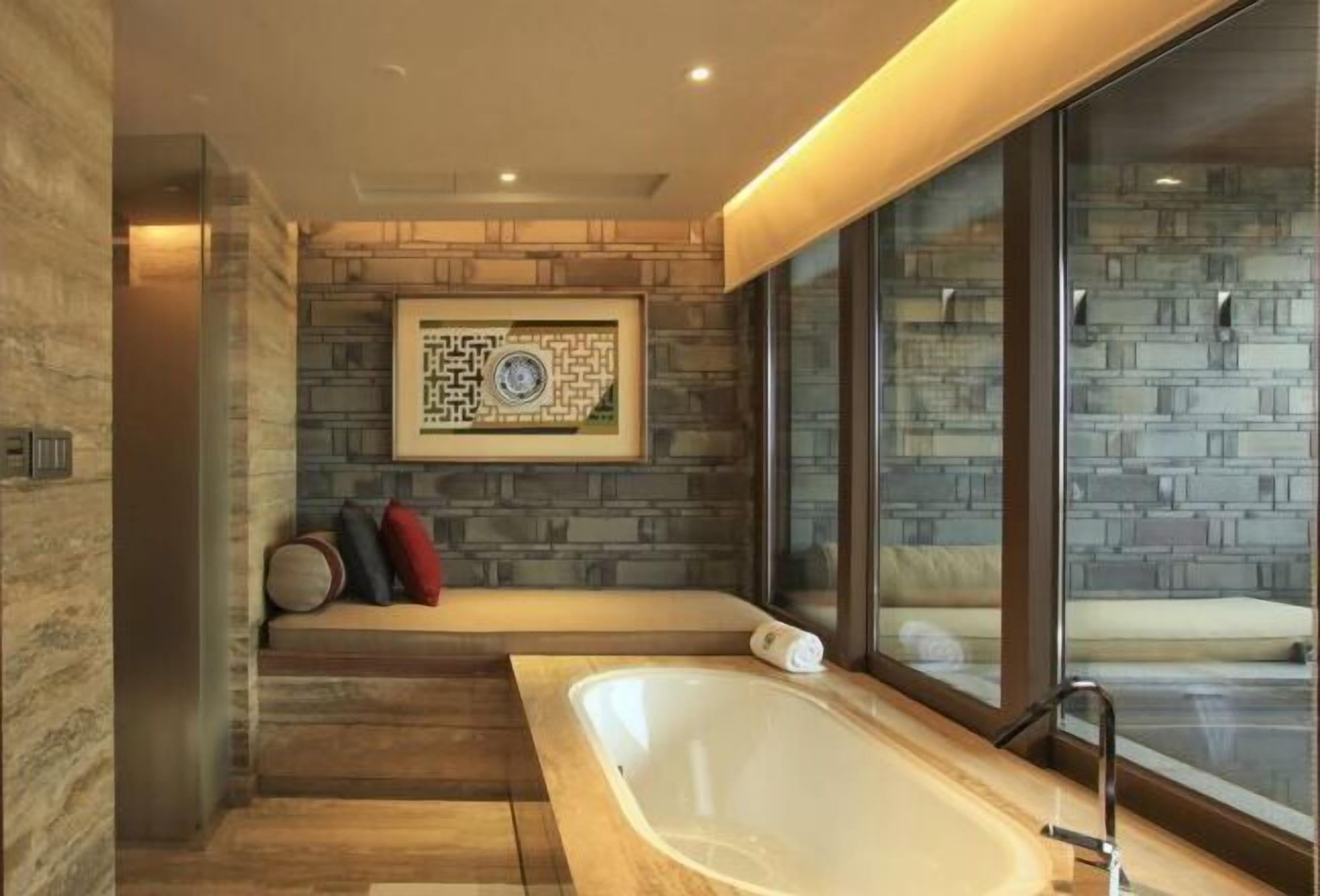 Bañera y ducha independientes, bañera profunda