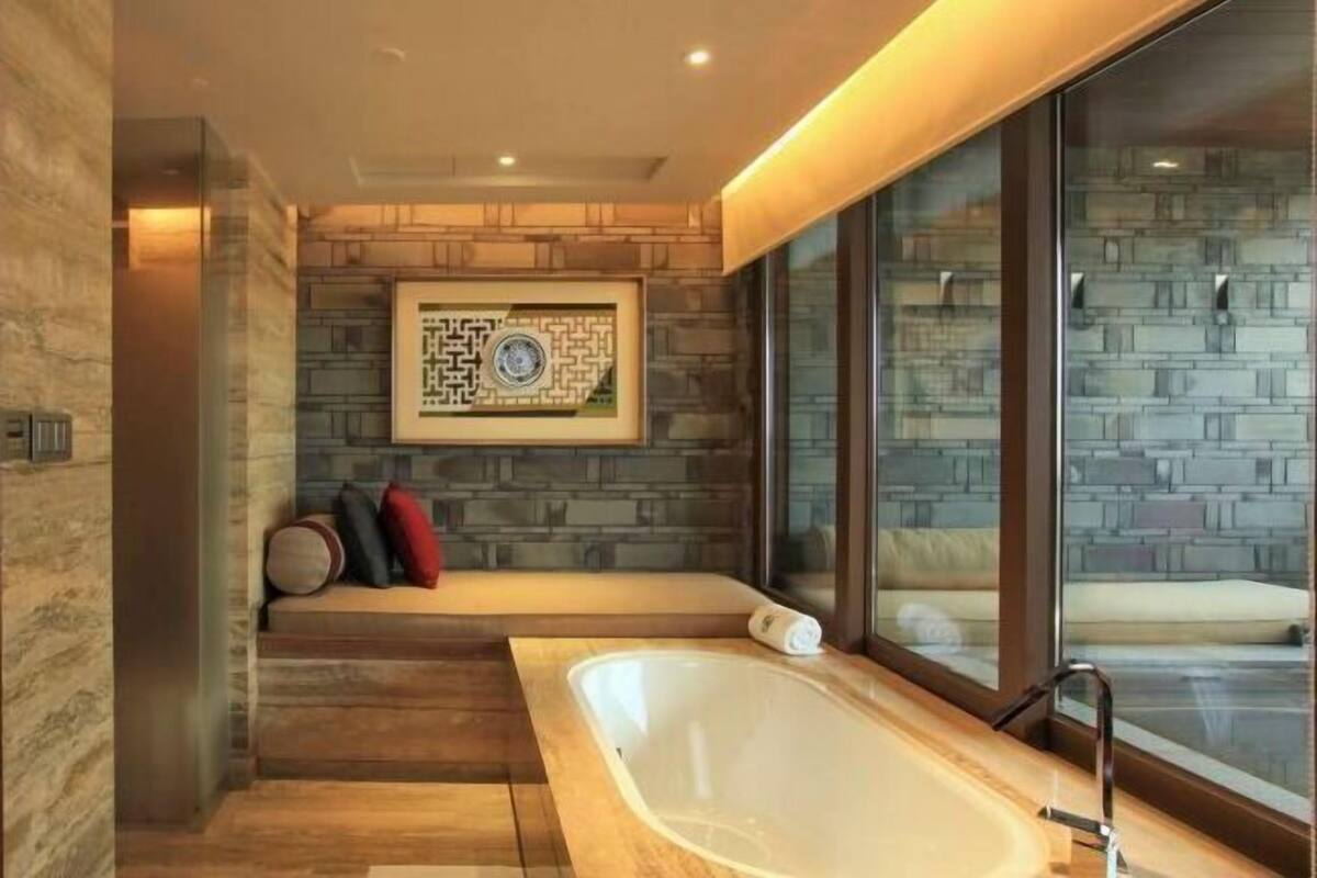 Baignoire et douche séparées, baignoire profonde, douche cascade